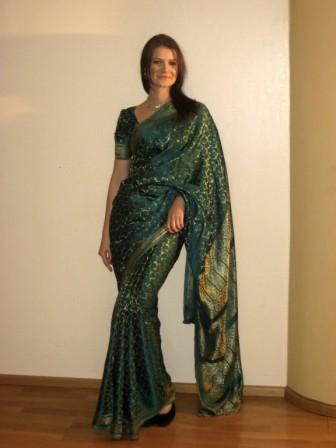 Frau im indischen Abendkleid (Sari)